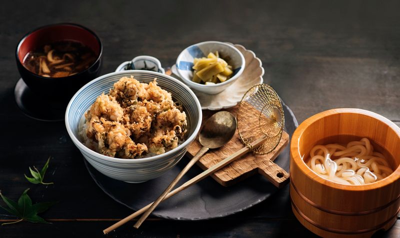 ▲天吉屋10月4日起推出期間限定的特製牡蠣丼與烏龍沾麵雙品，每碗丼飯使用多達8到10顆以上的飽滿牡蠣，搭配烏龍沾麵，是他們首次推出的全新品項。（圖／天吉屋提供）