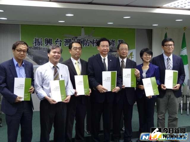 ▲民進黨智庫「新境界文教基金會」，在103年10月公布的「國防政策藍皮書」第七號「振興核心國防產業」報告中指出，民進黨計畫以在115年、甚至114年就開始量產，具短場或垂直起降功能的新型戰機。（圖／記者呂炯昌攝影）