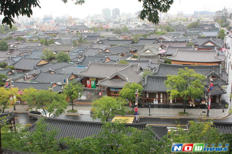 ▲梧木臺俯瞰韓屋村全景，又被稱為是「韓屋村展望台」。（圖／記者黃欣妮攝）