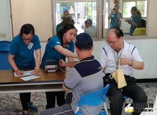 ▲為區民健康把關，永康區衛生所、醫療診所醫護人員到各里接受里民施打公費流感疫苗。（圖／黃芳祿攝）