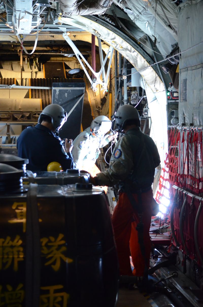 ▲空軍派遣C-130運輸機執行人工造雨任務，期盼能紓解旱象。（圖／空軍司令部提供）