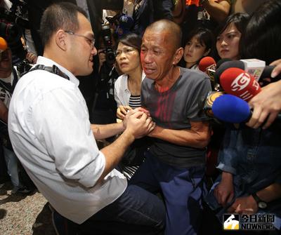 遭海盜挾持近5年，沈瑞章（前右）在各方奔走救援下脫困，26日終於返台，看到船長鍾徽德的兒子就痛哭下跪，懊悔沒有和船長一起回來，甚至沒有把船長的骨灰帶回來，他說「船長是為了救大家才犧牲的」、「船長是最英勇的人」。中央社記者邱俊欽桃園機場攝　105年10月26日