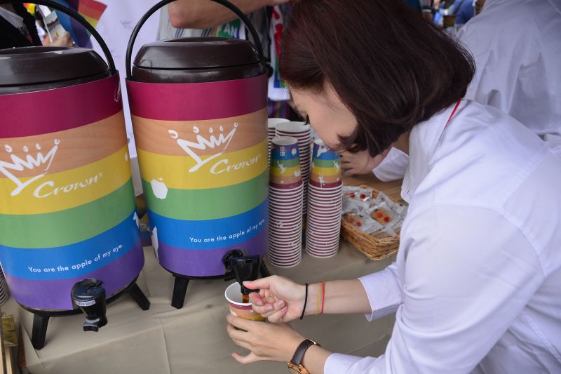 ▲金鑛咖啡Crownfancy支持婚姻平權，將在10月29日第14屆台灣同志遊行專屬攤位上提供免費的熱茶冰水。（圖／金鑛咖啡提供）