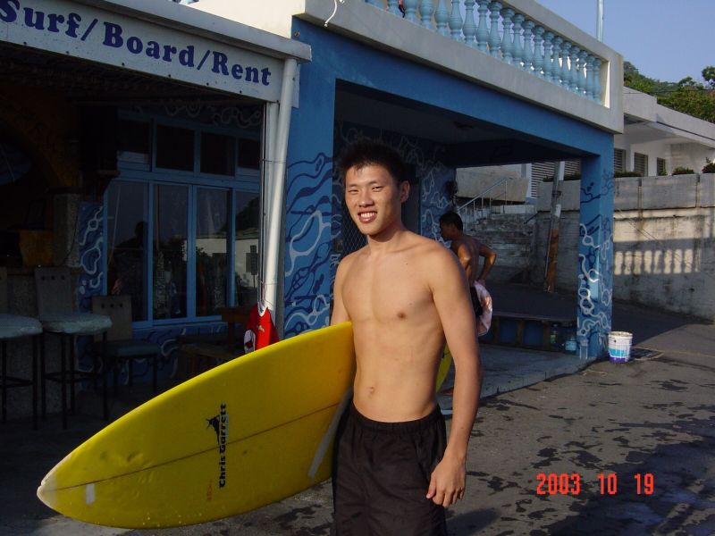 ▲民進黨發言人王閔生認為，學好衝浪的不二法門，就是常常玩，而最基本就是要會游泳。（圖／王閔生提供）