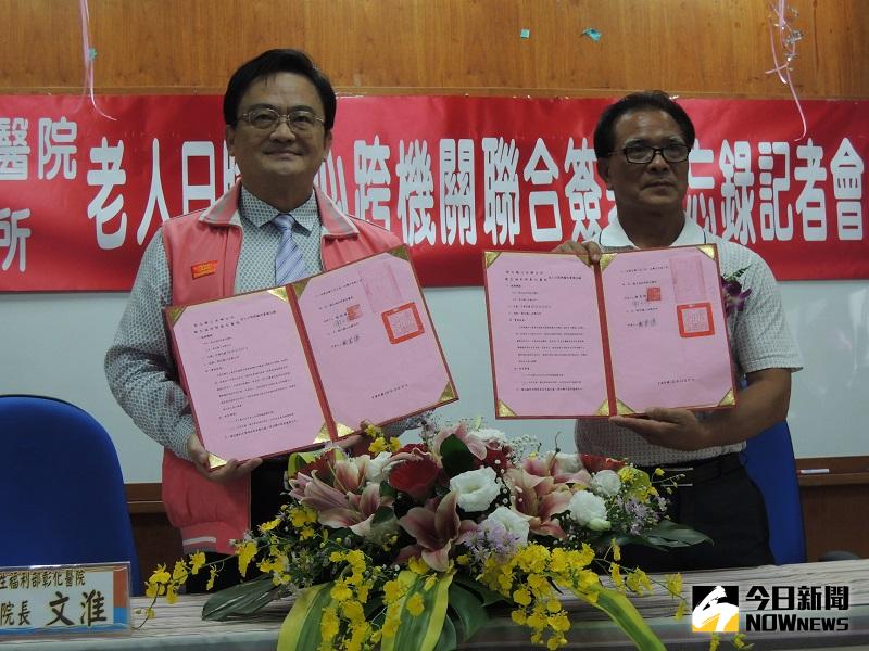 ▲二水鄉長鄭蒼陽及彰化醫院院長謝文淮代表雙方簽訂備忘錄。（圖／彰化醫院提供）