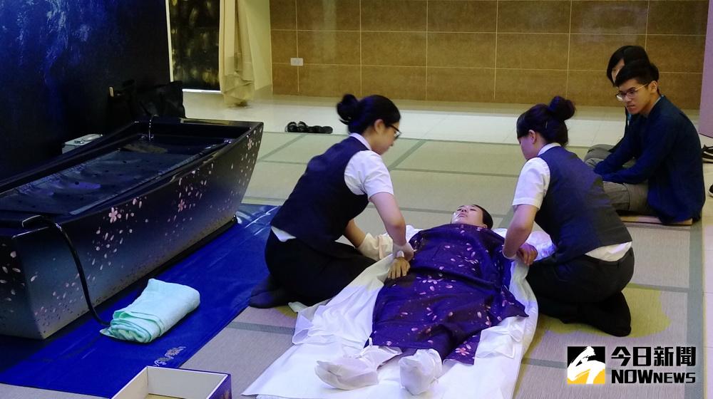 ▲女湯灌師做遺體ＳＰＡ，供現場學生及殯葬業者學習幫亡者做湯灌。（圖／季大仁攝）