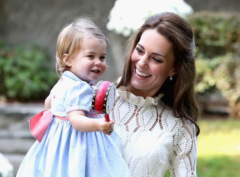 ▲英國凱特王妃透露，愛女夏綠蒂公主（左）遺傳了王室對馬兒的熱愛。（圖／US weekly）