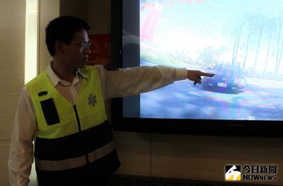 金門縣消防局消防員李錫安（圖）等人最近出勤時，遭到一輛自小客車惡意超車，副駕駛座還有人做出不雅手勢，造成傷患和家屬驚恐。消防局呼籲民眾禮讓救護車。中央社記者黃慧敏攝 105年10月20日