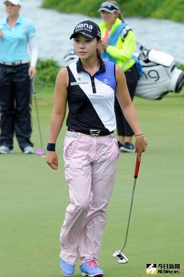 2016富邦LPGA台灣錦標賽7日在風雨中進行第2回合賽事，首輪就展現絕佳推桿的韓國女將朴喜映（Hee Young Park）（中），以兩輪合計低於標準桿7桿的成績躍居領先。中央社記者施宗暉攝 105年10月7日