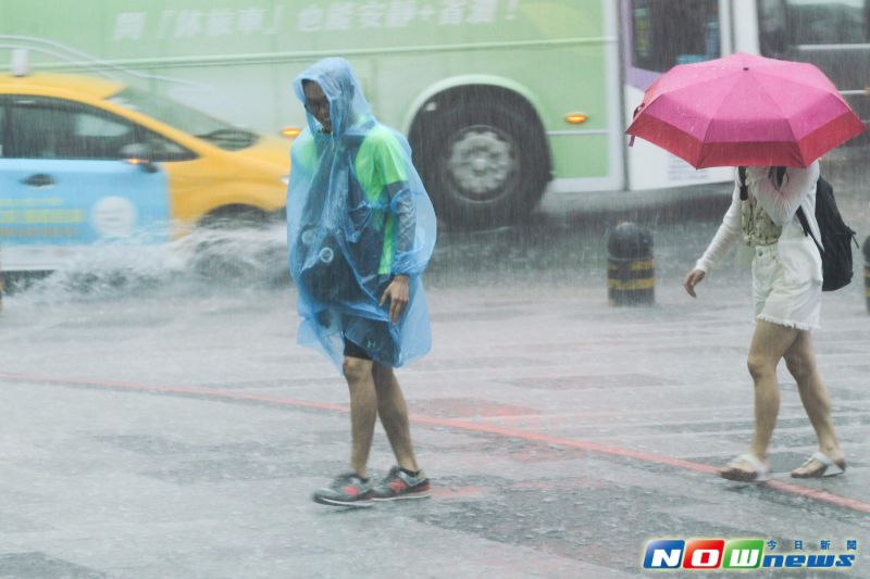 ▲台灣今(8)日仍受低壓帶影響，各地天氣不穩定，且隨著瑪瑙颱風北上，低壓帶跟著北抬，全台降雨機率都偏高。（圖／NOWnews攝影中心）