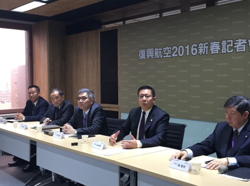 ▲復興航空董事長林明昇率領「飛安五虎」核心經營團隊成員，展現「做好飛安、堅定前行」的決心。（圖／復航提供）