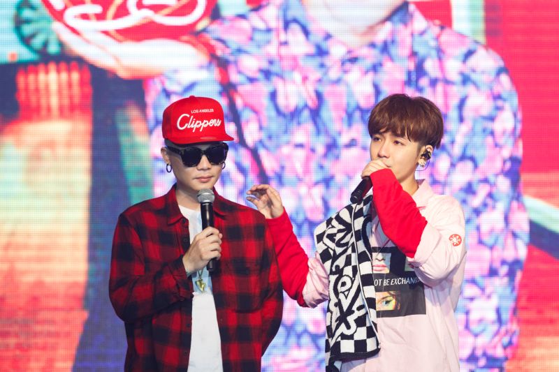 ▲廷廷（左）驚喜現身好兄弟鼓鼓的演唱會，鼓鼓激動落淚。（圖／相信音樂提供，2016.11.27）