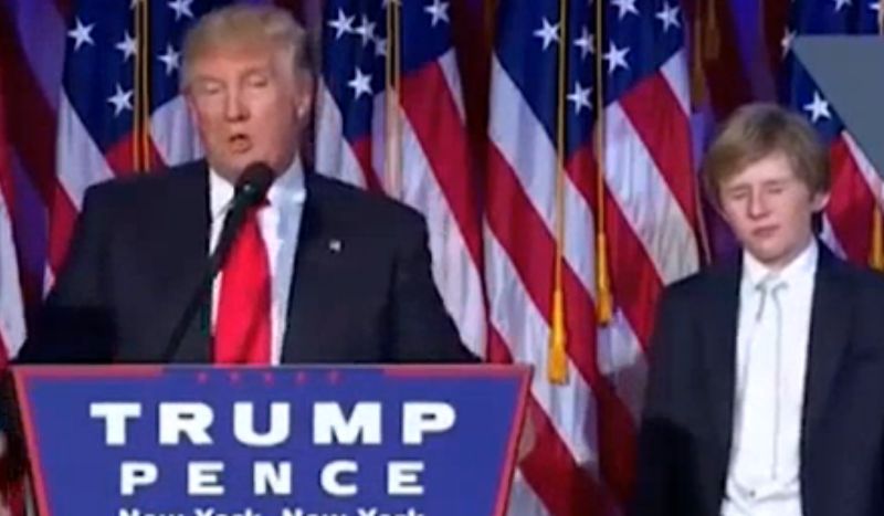 ▲川普發表勝選演說時，一旁的小兒子拜倫頻打瞌睡。（圖／翻攝自網路）