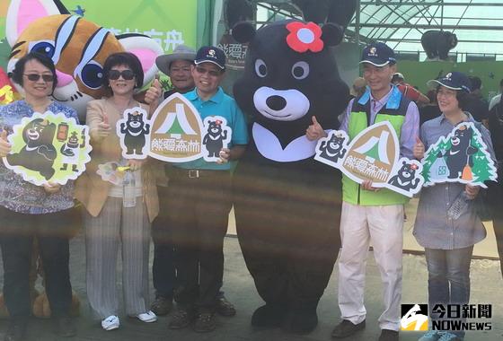 ▲「熊愛森林」館中的吉祥物「熊勇」和「熊美」，可愛的模樣萌翻全場，吸引遊客爭相合影。〈圖／記者黃玿琮攝〉