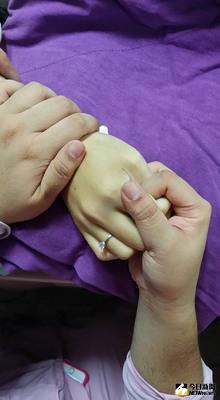 桃園市政府警察局龜山分局兩名員警在執勤取締酒駕勤務時釀成意外，其中女警陳明慧顱內出血，昏迷指數3，她相戀多年的男友3日前往醫院，並在女警的手指上戴上戒指，希望她能度過難關，令人熱淚盈眶。（擷取員警姐姐臉書）中央社記者邱俊欽桃園傳真 105年11月3日