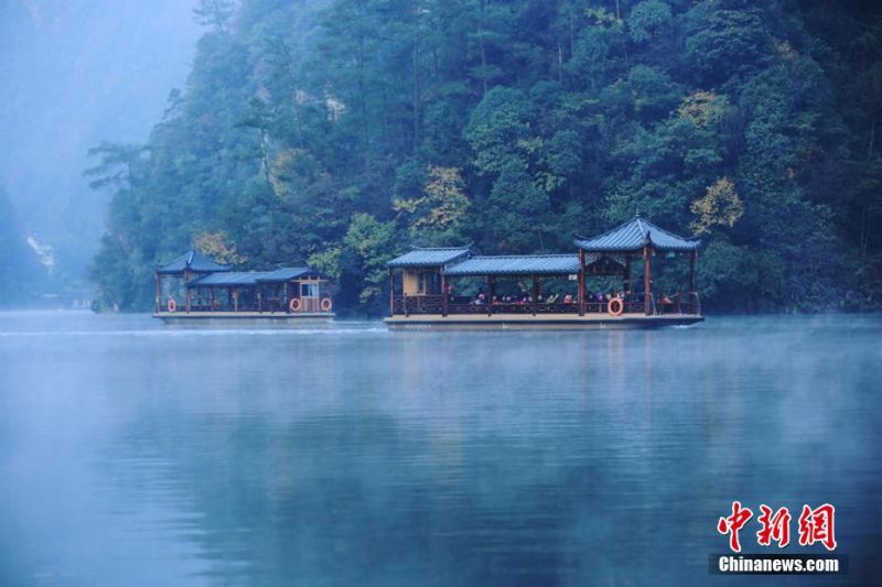 張家界寶峰湖晨霧冬韻宛如水墨畫。