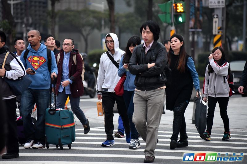 ▲東北季風影響，今(24)日北部、東北部及東部天氣較涼，清晨平地最低溫出現在淡水16.2度，其他地區早晚天氣亦涼。（圖／NOWnews攝影中心）