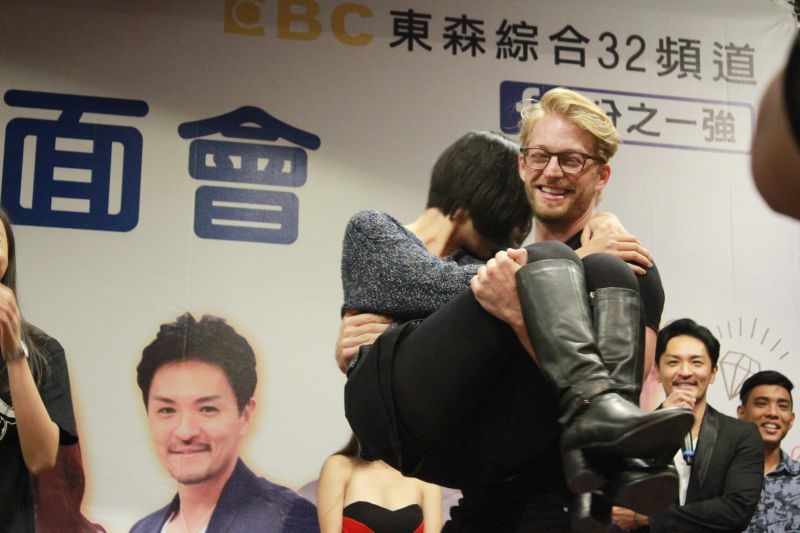 ▲法比歐滿足粉絲願望公主抱對方，梁赫群開心自己就算結婚還是很有行情。（圖／公關照，2016.11.28