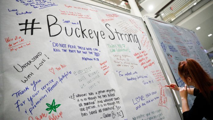 ▲哀悼校園襲擊事件，俄亥俄州立大學學生在白板上寫下「俄亥俄州人強壯起來」。（圖／達志影像／美聯社）
