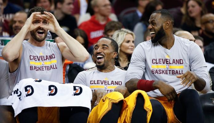 ▲Kevin Love(左)、 JR Smith(中)和LeBron James(右)在板凳上笑開懷。(圖/美聯社/達志影像)