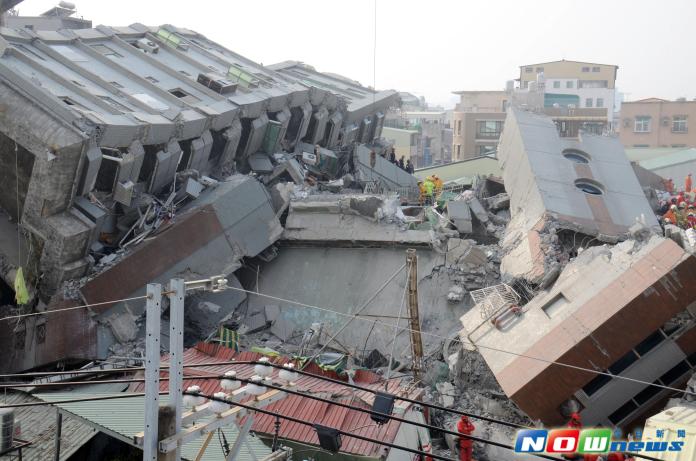 ▲南台大地震，台南永康維冠金龍大樓整體倒塌。（圖／記者林調遜攝影，2016.2.6）