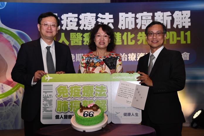 ▲左起余忠仁教授，案例何媽媽，蔡俊明教授。