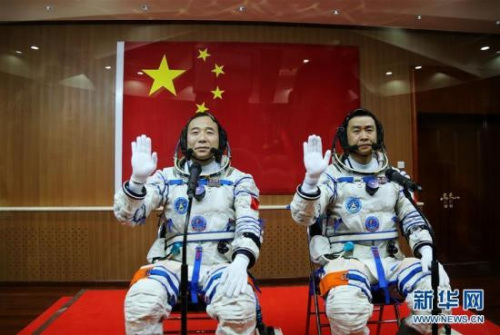 10月17日，神舟十一號太空人出征儀式在酒泉衛星發射中心舉行。這是太空人景海鵬（左）、陳冬在出征前揮手。