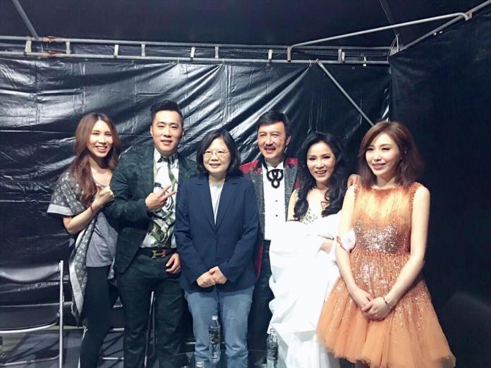 ▲總統蔡英文親臨余天演唱會現場表示支持。（圖／翻攝自余苑綺臉書，2016.11.12）