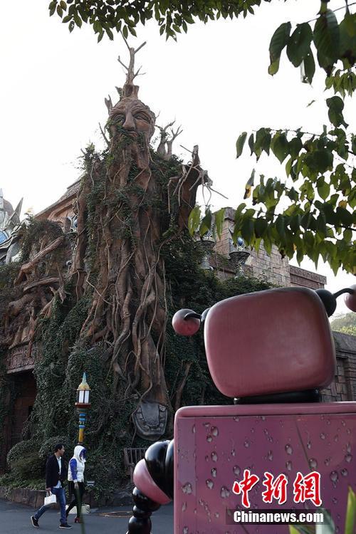 圖為遊客從『神仙樹』前經過。