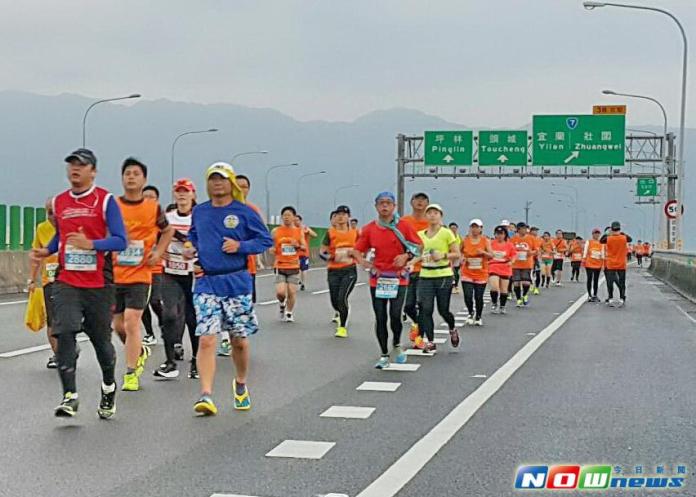 ▲宜蘭國道馬拉松的好手們，馳騁在國五平原線上。〔圖／記者張淑玲攝〕