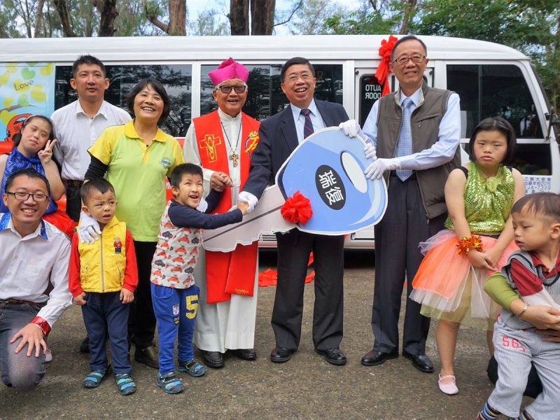 ▲南紡集團捐365萬中巴給給瑞復益智中心。