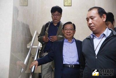 台北地檢署偵辦復興航空案，25日下午4時許董座林明昇的父親林孝信（左2）移送北檢複訊後，於晚上11時50分訊後請回。中央社記者游凱翔攝 105年11月25日