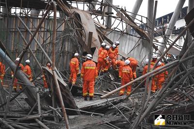 救援人員在事故現場搜尋被困者。