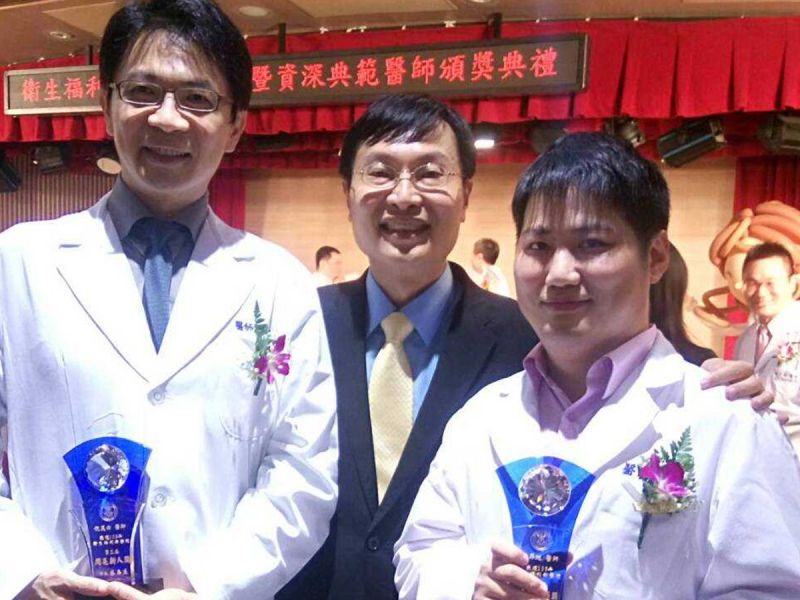 ▲復健科倪昊白醫師(左)、王裕煒院長(中)、家醫科侯昂廷醫師(右)。