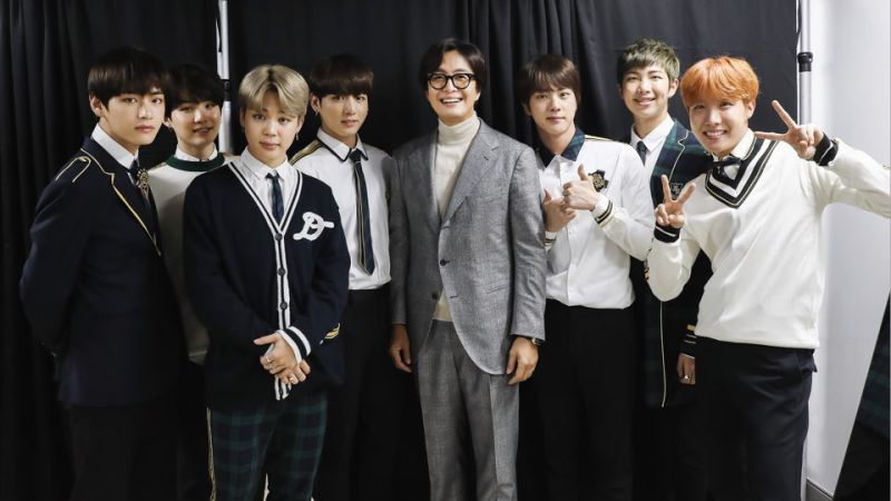 ▲防彈少年團和裴勇俊合照。（圖／翻攝自防彈少年團推特）