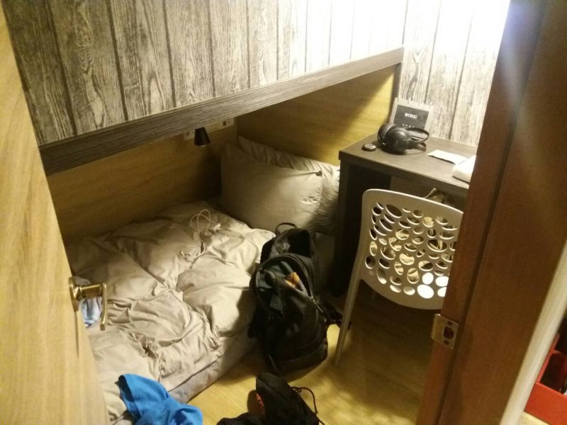 ▲台北信義區某旅館，不到1坪大的房間住一晚要價1500元。（圖／翻攝自批踢踢）