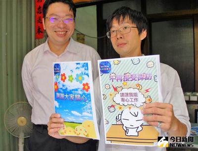 拍攝前總統陳水扁遭恐嚇的麵包師傅黃士福（右）連日來受到大批媒體關切，1日由友人陪同召開記者會謝謝關心，請媒體不要再採訪，盼能讓他專心工作。中央社記者程啟峰高雄攝　105年11月1日