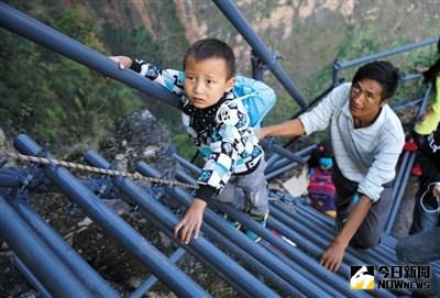 四川懸崖村「新天梯」修復。
