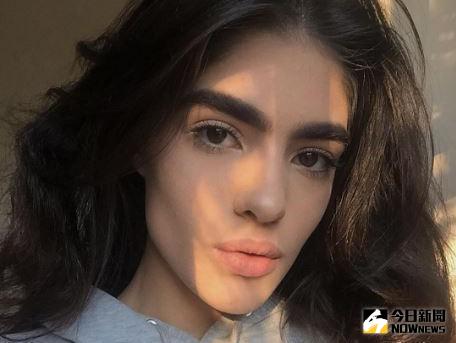 ▲納塔利亞小時候因為眉毛遭到霸凌，如今她卻成為模特兒。（圖／翻攝自independent）