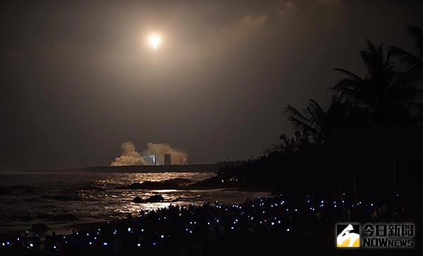 11月3日20時43分，大陸首枚大型運載火箭長征五號在大陸文昌航天發射場點火升空。