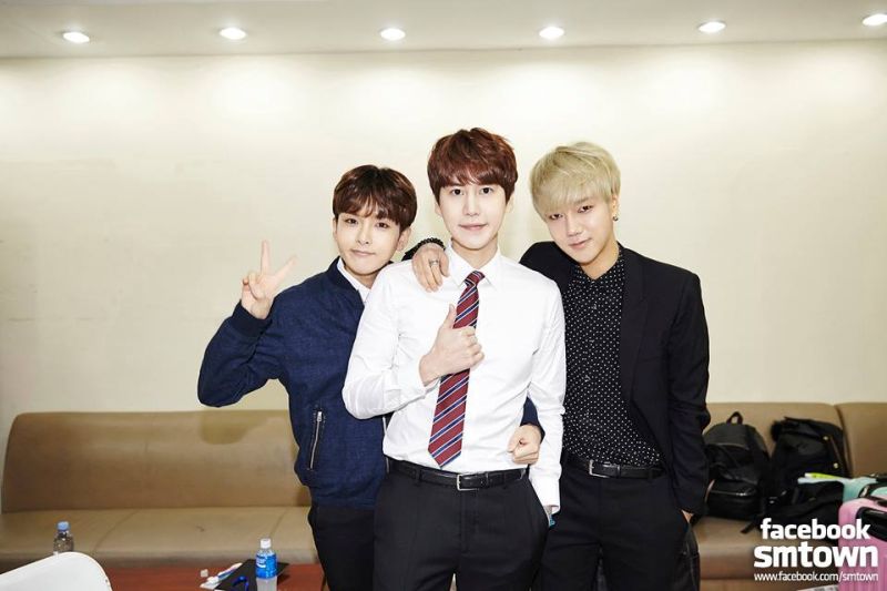 ▲圭賢（中）電話簿中厲旭（左）和藝聲（右）的名稱是秘密。（圖／翻攝自SUPER JUNIOR臉書）