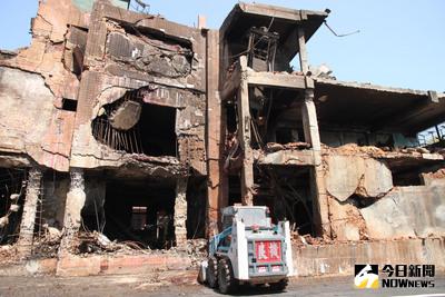 新北市五股「新興堂」香鋪店22日晚間發生嚴重爆炸案，造成 4死多傷，24日現場只見斷垣殘壁，整個建築物的鋼筋都被燒得扭曲變形，景象怵目驚心。(圖／中央社提供)
