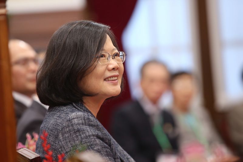 ▲蔡政府執政近半年，民調卻直直落，學者認為，問題出在蔡英文本身。（圖／總統府提供，2016.11.15）