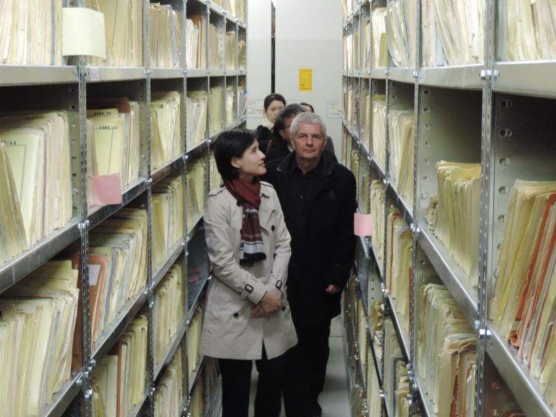▲文化部長鄭麗君(中)參觀史塔西檔案儲藏室。（圖／文化部提供）