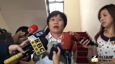 民進黨立法院黨團書記長劉世芳（中）22日表示，台灣僑務發展工作歷年來都遇到中國孔子學院的統戰，因此希望僑民文化社交工作要有所區別，關於扯鈴種子教師預算並未減列。中央社記者王飛華攝  105年11月22日