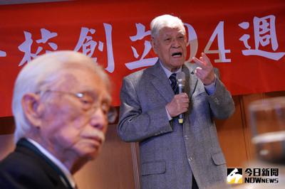 前總統李登輝（右）26日在台北出席台北高等學校創立94週年紀念大會，以「邁向國家正常化的步伐」為題發表演說。中央社記者孫仲達攝 105年11月26日