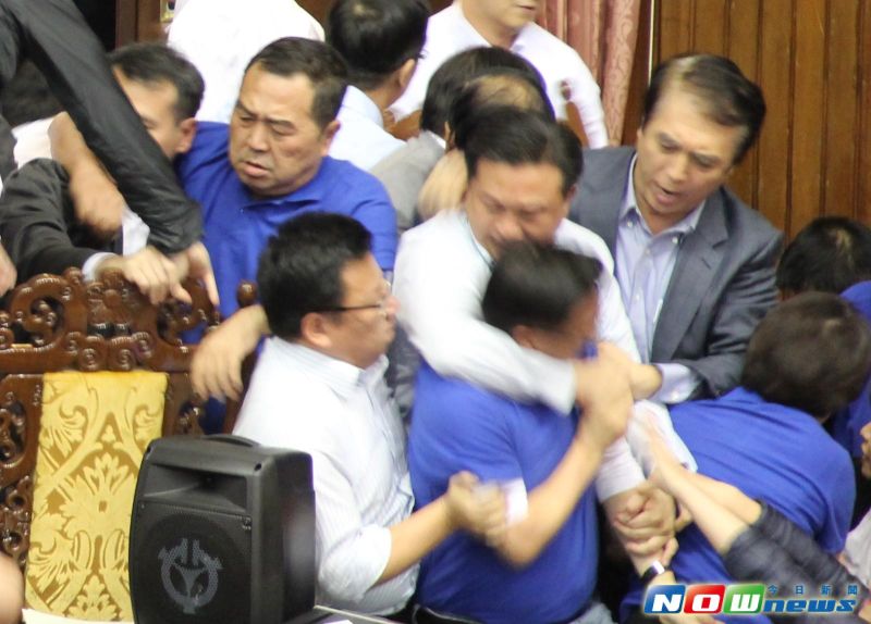 ▲立法院6日審查《勞基法》修法衝突中，民進黨立委王定宇勒著國民黨立委陳宜民。（圖／記者葉滕騏攝,2016.12.05）