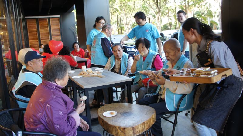 ▲歐客佬咖啡招待春社日照中心長輩喝下午茶，快樂歡度一下午。（圖／金武鳳攝）