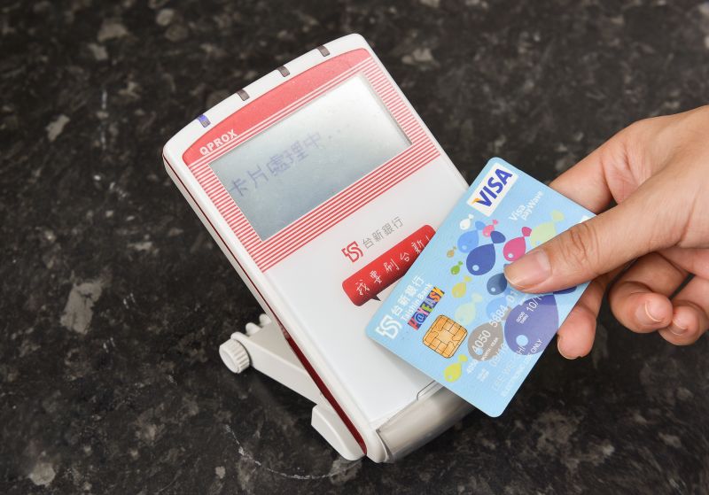 ▲帳單繳費，銀行祭出刷卡滿千回饋5%，再享分期0利率。（圖／銀行提供，2016.11.07）