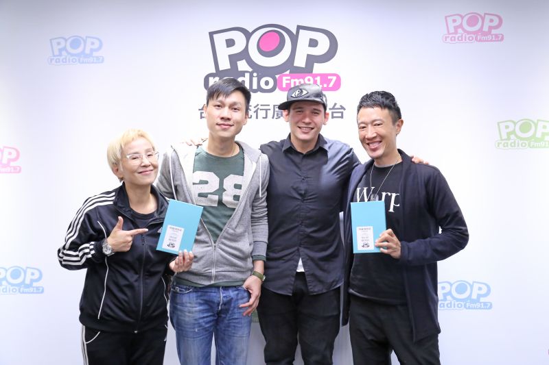 ▲倪安東（右二）及冉天豪（左二）到李明依（左一）及蔣同慶的廣播節目上宣傳音樂舞台劇。（圖／POP Radio提供，2016.11.17）